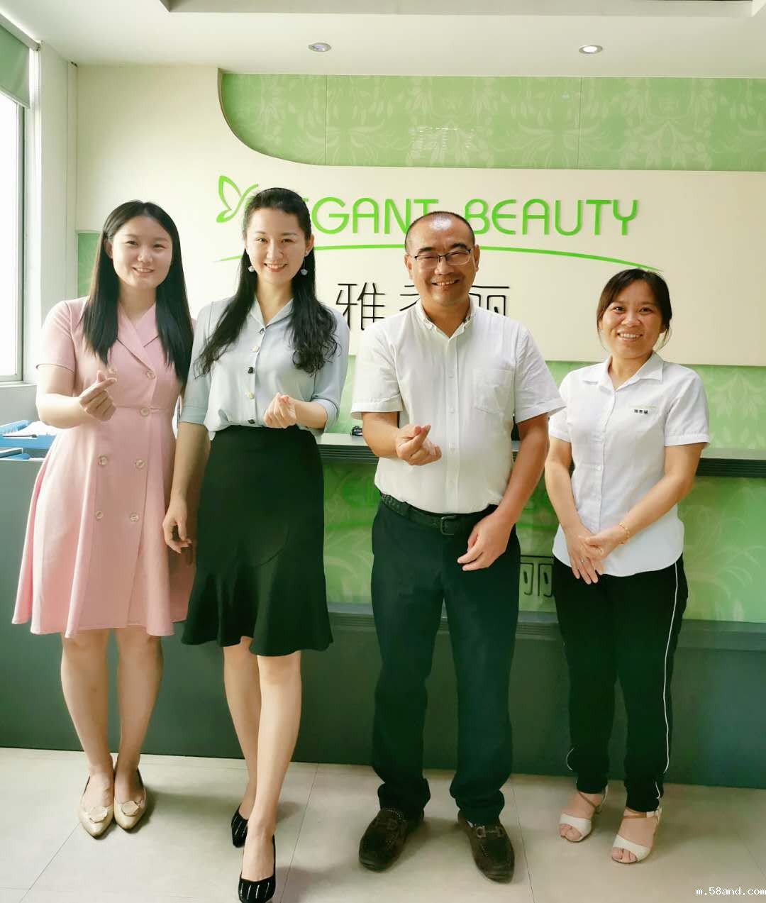 龙华区工商联（总商会）秘书处走访深圳新利信誉官网化妆用品有限公司